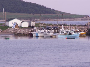 vissersbootjes voor de kust | Ingonish Beach NS